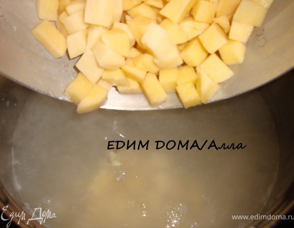 Когда рыба будет готова, вынимаем ее, процеживаем бульон (если это необходимо)  возвращем его на плиту. После того, как бульон снова закипит, опустить в него подготовленный картофель.