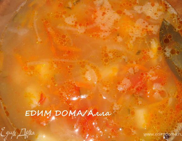 Варим картофель до готовности, затем добавляем к нему овощи из сковороды и огурцы. Даем закипеть и выключаем. По желанию можно добавить измельченную зелень.