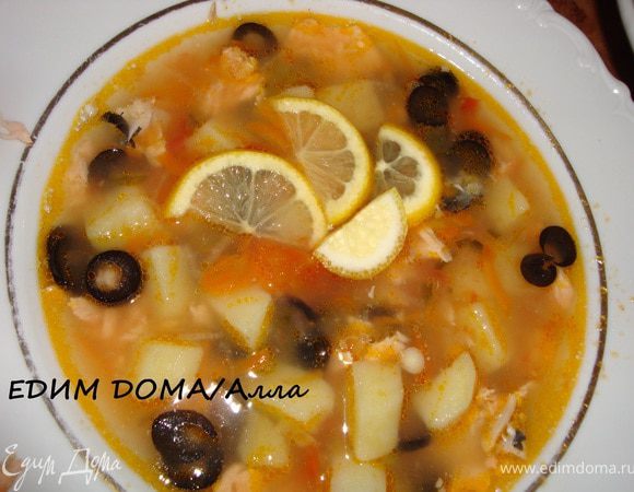 Раскладываем рыбку по тарелкам, наливаем солянку, добавляем ломтики лимона и оливки (маслины). Приятного аппетита!