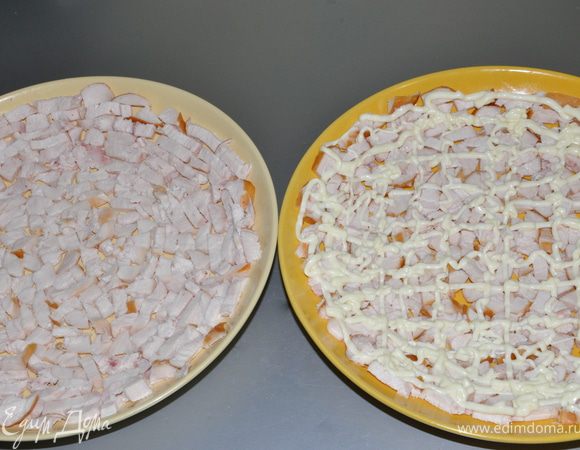 Грудинку нарезаем мелкими кусочками и выкладываем на дно блюда, в котором и будем подавать. Покрываем курицу майонезом. 