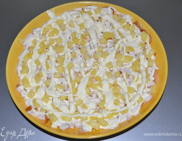 Ананас (консервированный) нарезаем не большими кубиками и выкладываем следующим слоем на грудинку и майонез. Снова покрываем этот слой майонезом.