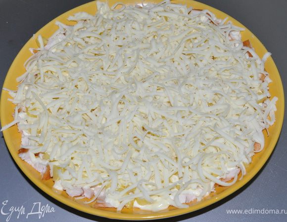 Твердый сыр любой (лично я беру Гауду или Голланский, просто потому что люблю именно эти сорта), натереть на крупной терке и выложить слоем на слой ананаса. Равномерно распределить сыр по всему блюду. Опять перемазываем майонезом.