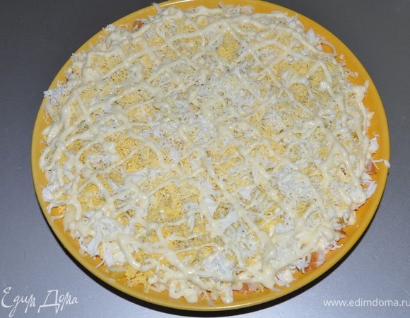 Яйца отварить в крутую, почистить и натереть на терке. Опять выкладываем ровным слоем на сыр. И тоже покрываем майонезом.