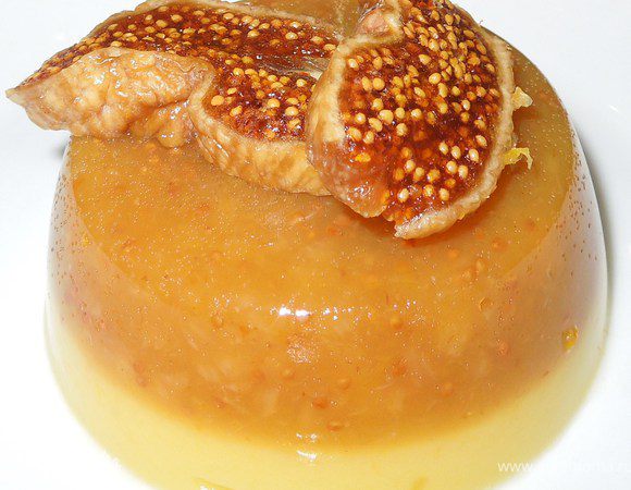 Из оставшихся 4 апельсинов выжать сок, смешать с кокосовым молоком, добавить 2 пакетика агар-агара, довести до кипения, кипятить 1-2 минуты. Немного охладить и залить вторым слоем в силиконовые формочки.