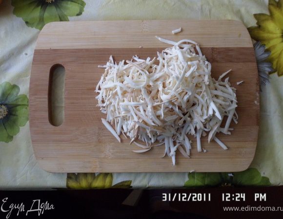 Натереть на терке сыр