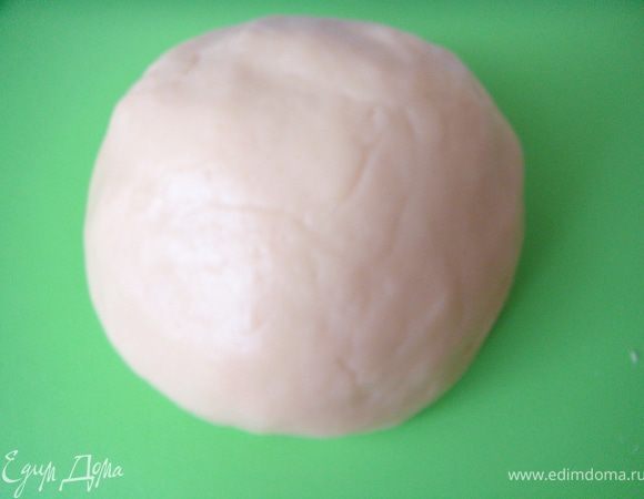 Смешать сметану, сахар, сливочное масло.  Добавить просеянную муку и разрыхлитель.  Вымесить тесто до образования шара.