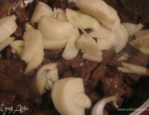 Добавляем нарезанный кольцами(полукольцами)лук.