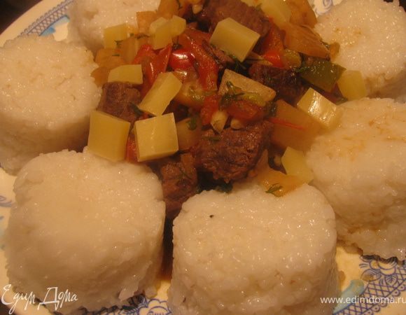 За несколько минут до готовности добавляем измельченный чеснок и специи,сок лимона,солим,заправляем соевым соусом и зеленью.Выкладываем гуляш в центре тарелки с шариками,добавляем кусочки сыра.