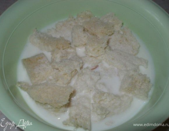 Хлеб замочить в молоке. Прежде чем добавлять в фарш, отжать.