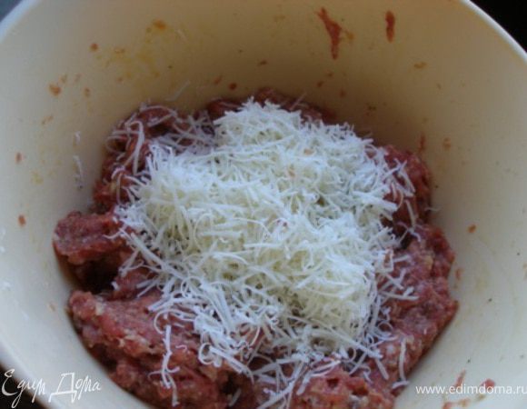 Добавить тертый пекорино, или другой твердый овечий сыр. Снова перемешать.