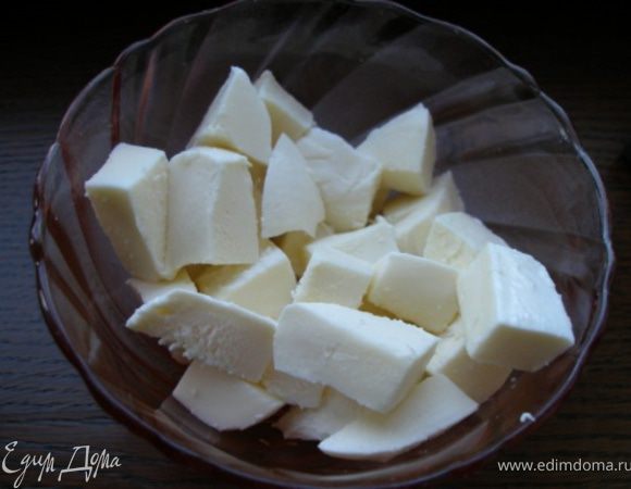 Моцареллу порезать на небольшие куски.