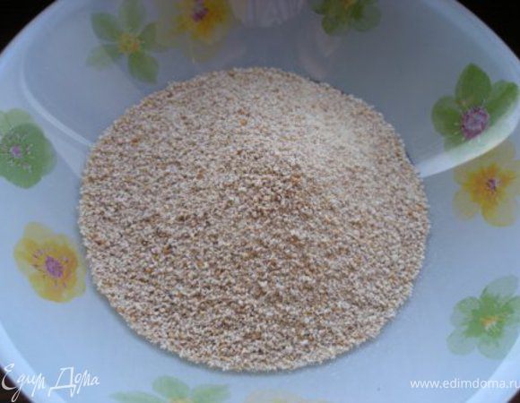 В отдельную посуду насыпаем панировочные сухари.