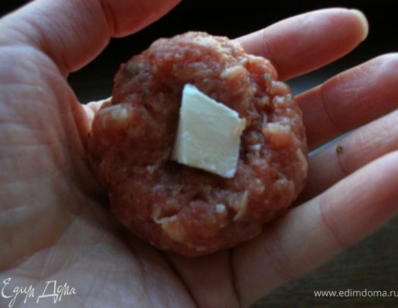 Формируем фрикадельки, положив в середину кусок моцареллы. Хорошо "защипываем", чтобы моццарела потом не "убежала". Теперь фрикадельки нужно обвалять в панировке.