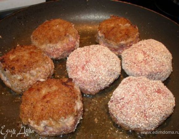 Обжариваем фрикадельки (не сильно) с обеих сторон.