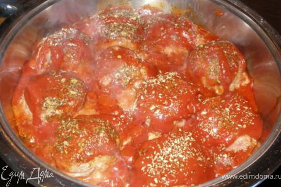Выкладываем фрикадельки в сковороду, заливаем томатным соусом, приправляем по желанию травами и на маленьком огне тушим около 30-35 мин.