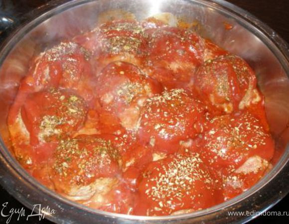 Выкладываем фрикадельки в сковороду, заливаем томатным соусом, приправляем по желанию травами и на маленьком огне тушим около 30-35 мин.