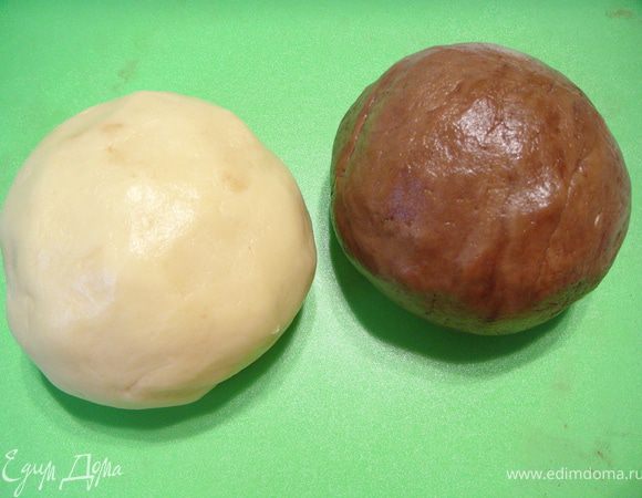 Разделить тесто на две части.  В одну часть добавить 3 ч.  ложки какао и вымесить тесто до однородного состояния.