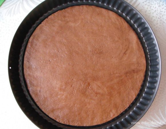 Для торта необходимо четыре коржа.  Половину коричневого коржа распределяем по форме для выпечки. Разравниваем рукой. Выпекаем в разогретой до 200 градусов духовке 12-15 минут.