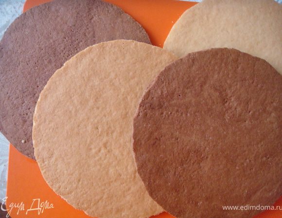 Края коржей обрезать  по тарелке.  Обрезки коржей сохранить.