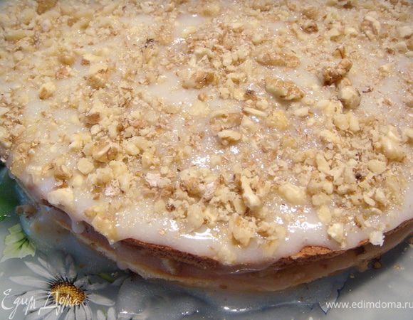 Смешать крем.  Промазывать каждый корж и посыпать орехами.