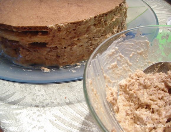 Смешать крошки от коржей и остатки крема. Выровнять смесью бока торта.