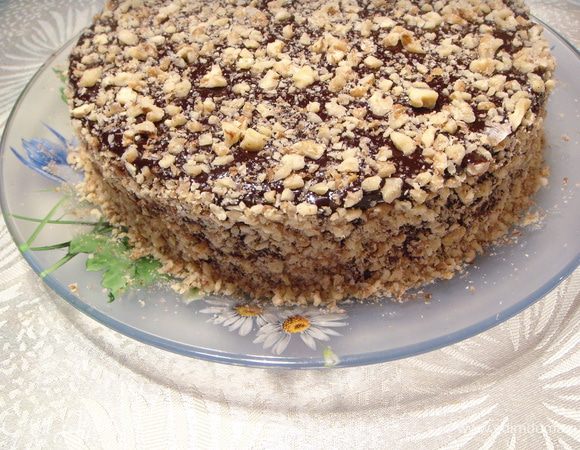 Готовый торт обсыпать орехами.  Оставить торт  пропитываться при комнатной температуре два дня. 