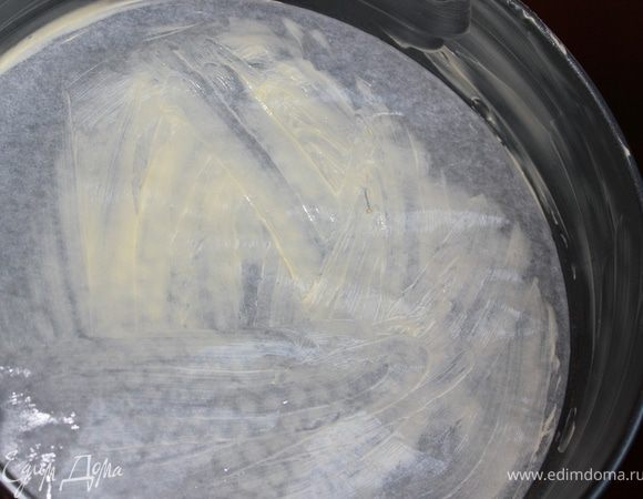 Предварительно разогреть духовку до 180°C. Приготовить разъемную форму, бумагу для выпечки.