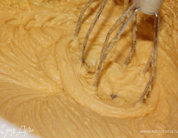 Яблоки помыть и порезать тонкими ломтиками. Мягкое сливочное масло (комнатной температуры) взбить с сахарной пудрой миксером на малых оборотах. Взбивать 5–6 минут.