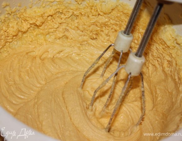 Ввести по одному яйца, каждый раз очень тщательно взбивая.