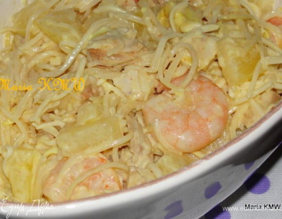 Смешать мелко порезанные ананасы, грудку, креветки, сыр, рубленный чеснок. Приправить соусом из йогурта, майонеза, лимонного сока, перца и соли.
Приятного аппетита! 