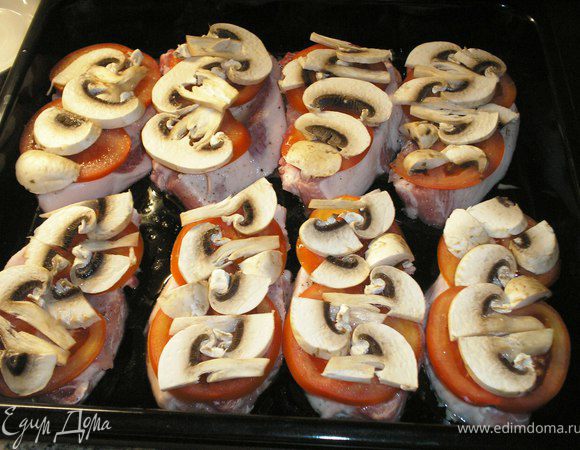 Шампиньоны нарежьте слайсами и выложите поверх помидоров.
