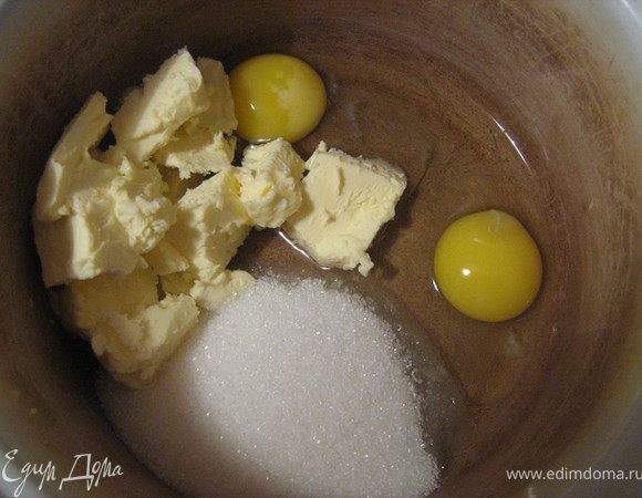 Яйца взбиваем с сахаром, солью и размягченным сливочным маслом.