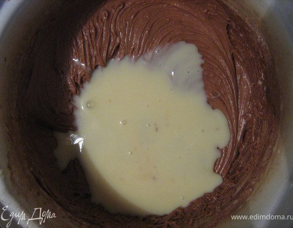 Добавляем сгущенку и взбиваем до однородности.