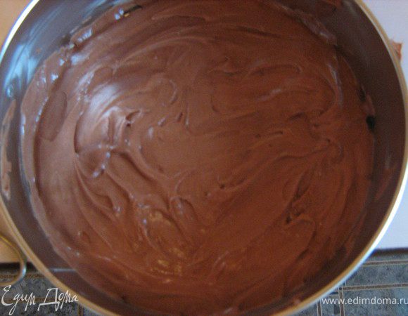 Дно формы выстилаем фольгой или пергаментом, смазываем маслом, выливаем тесто, отправляем в духовку, при 185градусах на 45 минут, время может колебаться в зависимости от размера формы. 