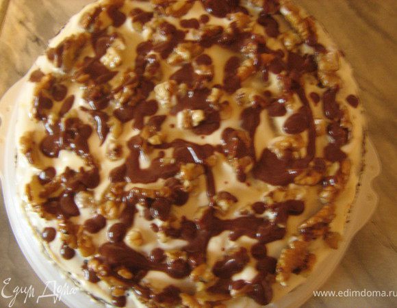 Я не опытный кулинар, украшать торты не умею, но орехи с глазурью беспроигрышный вариант. Сварите глазурь по любому рецепту. У меня масло+сахар+сметана+какао. я украсила вот так.