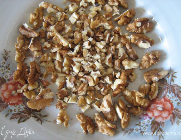 орехи нарезаем (я оставила немного целых для оформнления окружности наверху).