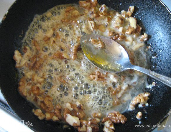 обжариваем их в меду(1-2 ст.л.)