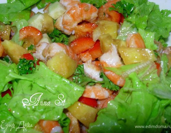 Креветки опускаем в кипящую подсоленную воду на 5 мин, достаем, откидываем на дуршлаг. Режем квадратиками перец, огурец и половину манго. Рвем листья салата в салатницу, туда же добавляем порезанные овощи и креветки. Можно добавить зелень петрушки. Взбрызнем соком лимона. Из 2 частей оливкового масла и 1 части винного уксуса готовим заправку и добавляем натертое на мелкой терке пюре оставшегося манго. Заправляем салат. Приятного аппетита!!