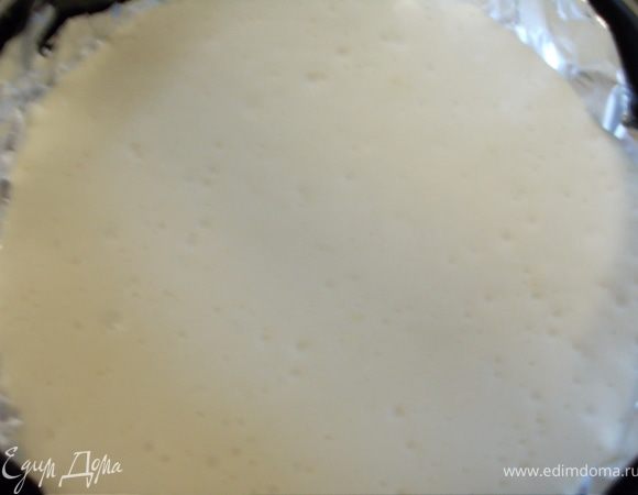 форму смазать маслом,выложить аккуратно тесто и выпекать бисквит ,тесто покрыть бумагой или фольгой= ОБЯЗАТЕЛЬНО=/для того, чтобы корж,который будет сверху не съезжал/ 