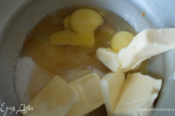для второго медового теста смешать мёд,сахар,яйца,масло и растворить на водяной бане