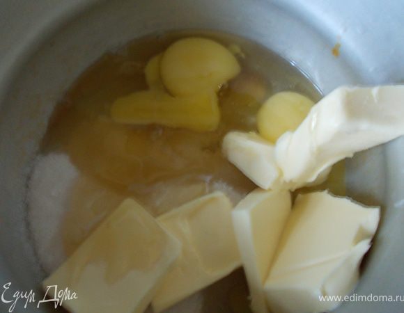 для второго медового  теста смешать мёд,сахар,яйца,масло и растворить на водяной бане 