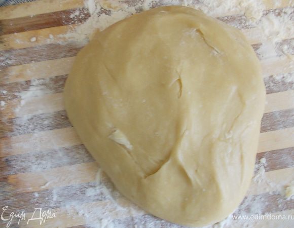 как появятся пузырьки,снять с огня и добавить муку,пока тесто перестанет липнуть к рукам 