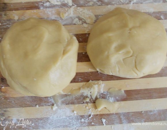 тесто разделить на две части 