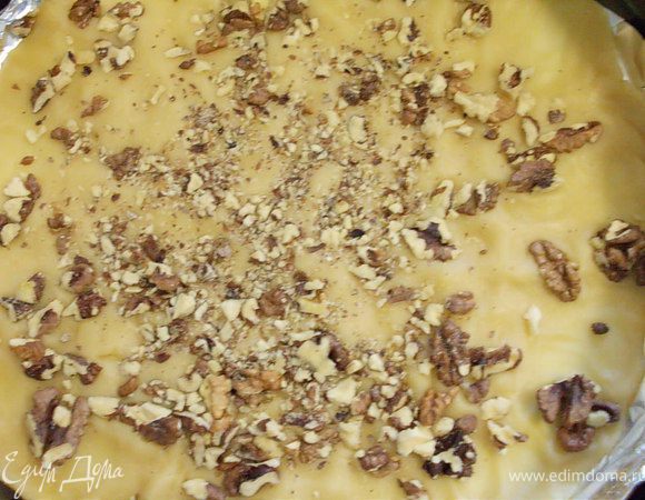 выпекать, как медовые коржи в смазаной маслом и присыпанной мукой форме 