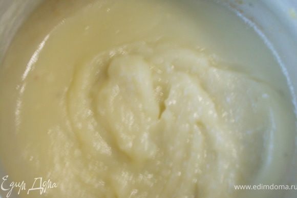 для крема соединить сахар,муку ,яйца,добавить молоко и сварить ,помешивая до густоты, крем,остудить
