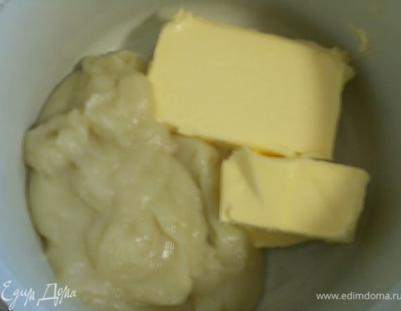 размягчённое сливочное масло смешать с заварным кремом 