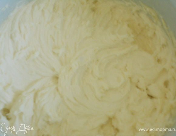 тщательно взбить в пышную пену,постепенно добавляя сгущёное молоко