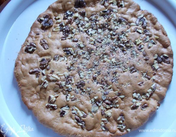 выложить на блюдо медовый корж 