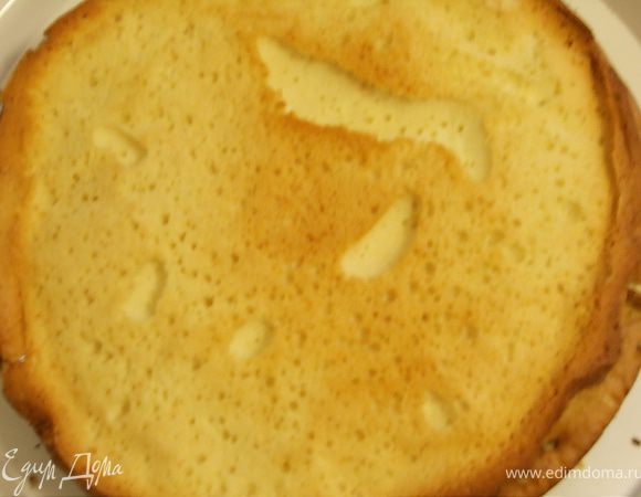 покрыть его третью частью крема и накрыть бисквитным коржом 