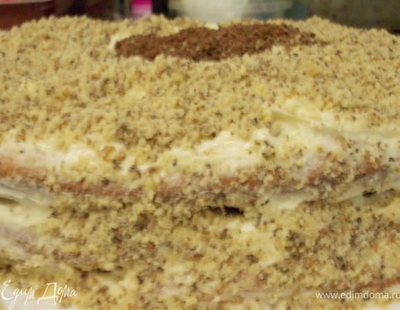 сверху положить медовый корж и покрыть его кремом,не забывая бока торта. 